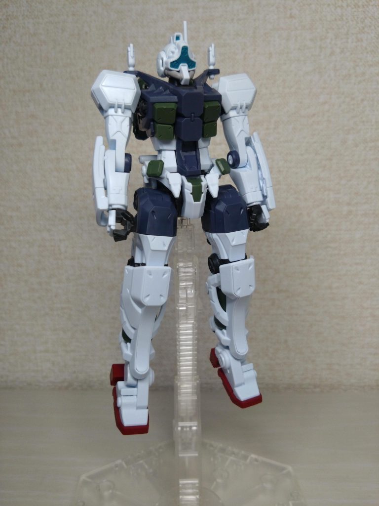 素組み状態今回ゲルググボカタ機を選んだ理由は、以前nipper.comの記事で取り上げられており、そこで作りたいと思ったからです。その記事ではこのキットが青みがかった絶妙なホワイトの成型色とあり、実際にどうなのか確かめてみました。実際、ややくすんだグレーが差し色のダークグリーン・ダークグレーとともにミリタリーテイストにな印象になってます。ガンプラでミリタリー系の配色は珍しいですね。