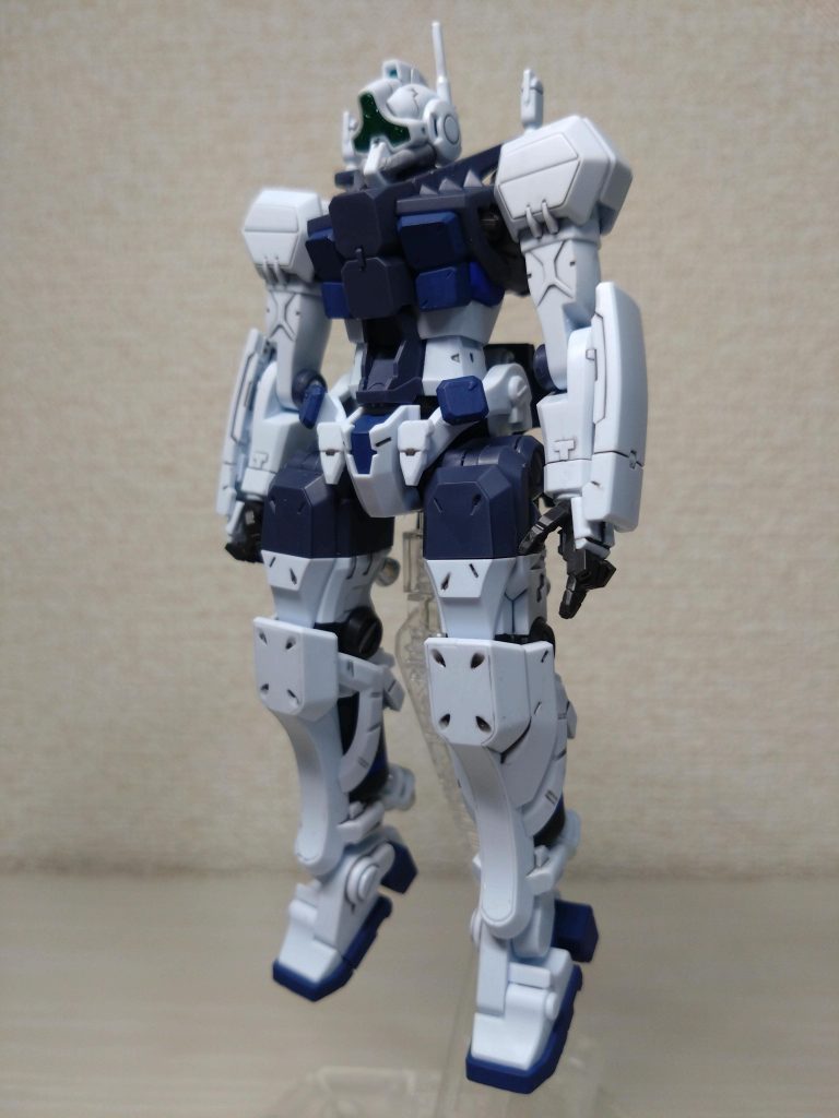 こちらが塗装後です。レッド・ダークグリーン部をダークブルー、一部差し色でブルーを筆塗りしてます。センサー部はシルバー下地からAETHERMATICBLUE 、モノアイ?部をメタリックグリーンに塗装。ホワイトにNULN OILでスミ入れ。