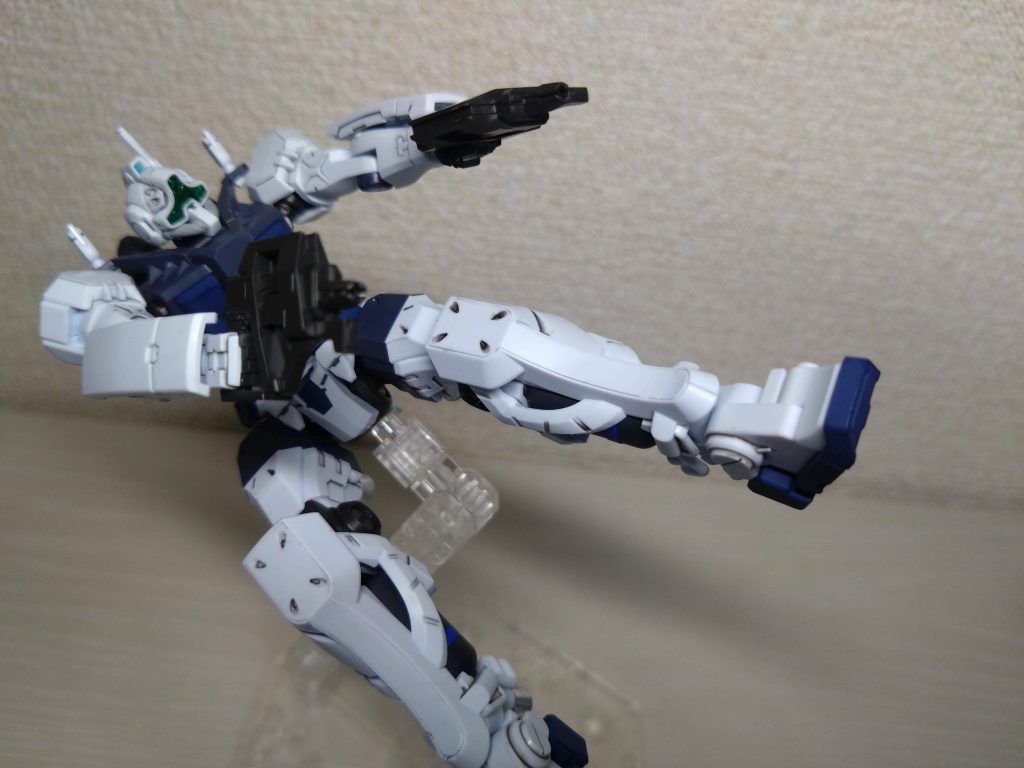 今回GQのガンプラを初製作しました。(ホントはジフレド作りたかった。売ってない…(´-ω-`)) GQ系は全体的に人体に近いというか、装甲の面構成が特殊なのか可動域が広く感じます。特に肩の引き出し機構に感動。やはりエヴァの意匠なのでしょうか…。白いガンダムのリバースエンジニアリングにより、形状にジム要素が多いですね。ですが背面のスラスターや脚の推進剤タンクなどのジオンらしさもありつつ。まさに連邦とジオンのハイブリッドと言うべきか…。