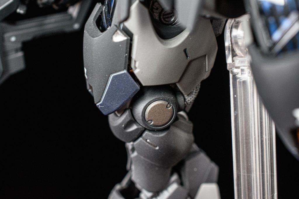 膝部分はダークブルーイッシュパープルで塗り分けています最初はわかりにくかったですが、明るい色のスミ入れをしたことで際立って見えるようになりました✨