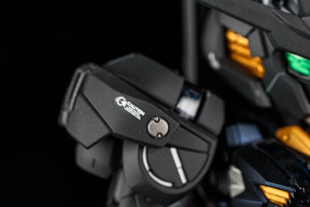 肩パーツは市販の円形マスキングを使って銀色に塗り分けていますここを塗り分けるだけで精密感が増しますね✨