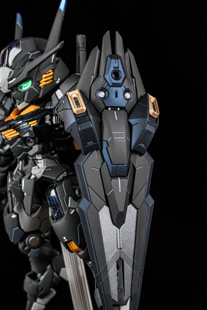 盾の金色と本体の金色は別の色を使用しています。盾の金色がEXゴールド本体の金色はプレミアムブリオンゴールドを使っています。本体の金色に関して、今までは「ザ・ゴールデンゴールド」というイベント限定塗料だったのですが、今月から一般販売されるそうです!