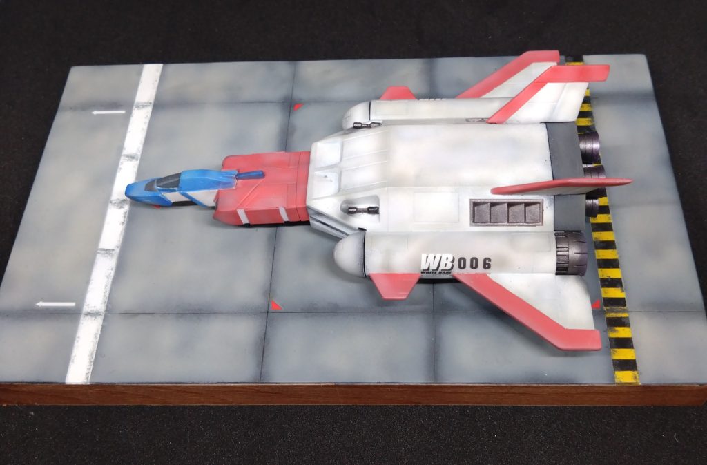 ベースは100均の木製ケースの裏にプラバンを貼り付けパネルラインをスジボリして作りました。かすれた白線、トラ線はやってみたかった塗装なのですが難しかった、、雰囲気だけでも伝われば幸いです💦