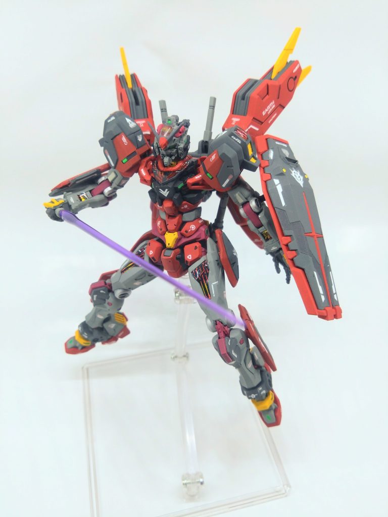 ビームサーベルは赤いガンダムとエアリアル改(青)がMIXした証として、パープルを持たせてみました。シールドが肩に干渉してしまうので斜めに⋯