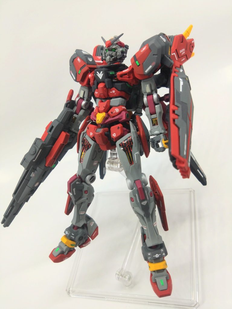 という訳で頭部、胸部、肩、前腕、大腿にシェルユニットを搭載しエスカッシャンを装備しました。胸部のユニットはルブリスから。肩や大腿部はシールの上からレジンでカバーしました。