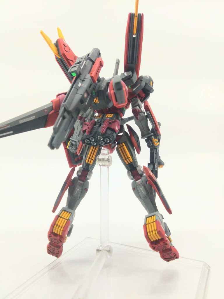 バックショット。本来のランドセルは腰に。腿裏にエアリアル改のパーツを付けオレンジイエローを多用してます。本来ビット×6が着く場所にエスカッシャンのビットを着けています。