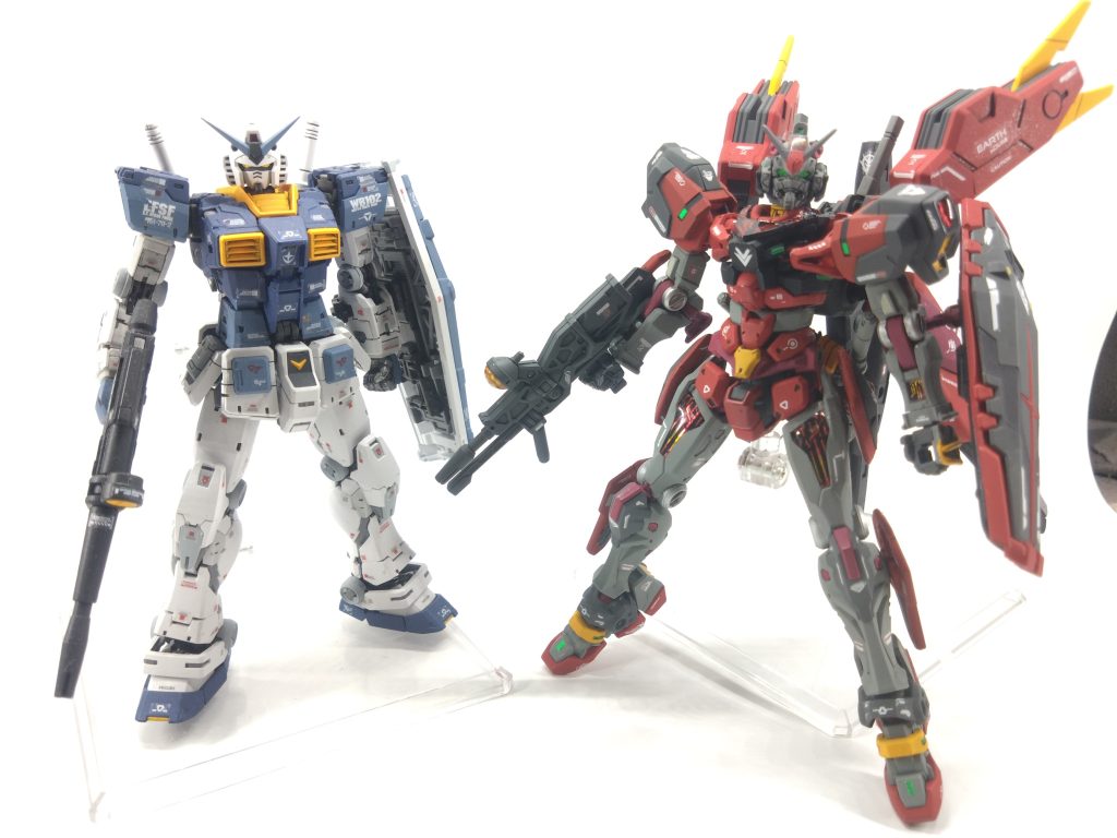 これまた以前作ったRGのガンダムRX78-2と。青白と赤黒の対比が良い。