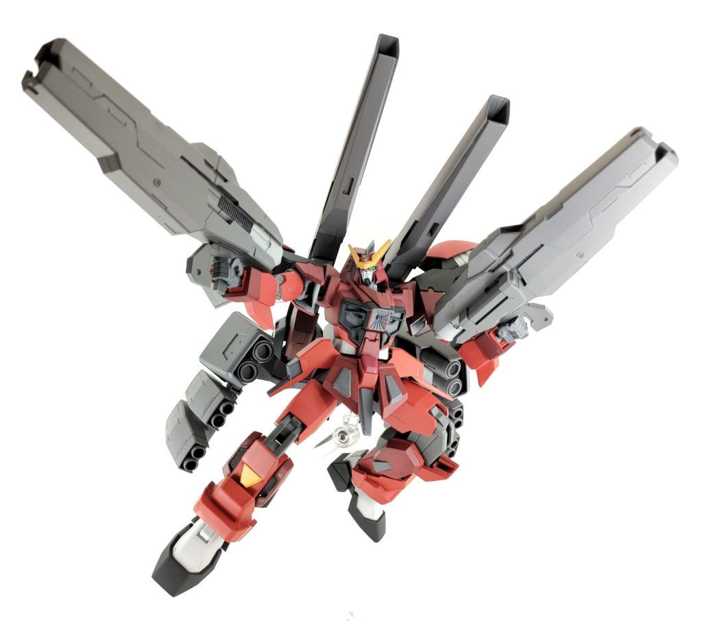 両手に持った大型ビーム砲「GNトーデスシュトラール」威力に重きを置いた射撃武器です。大きいですが、手持ち武器のため取り回しは良いです。