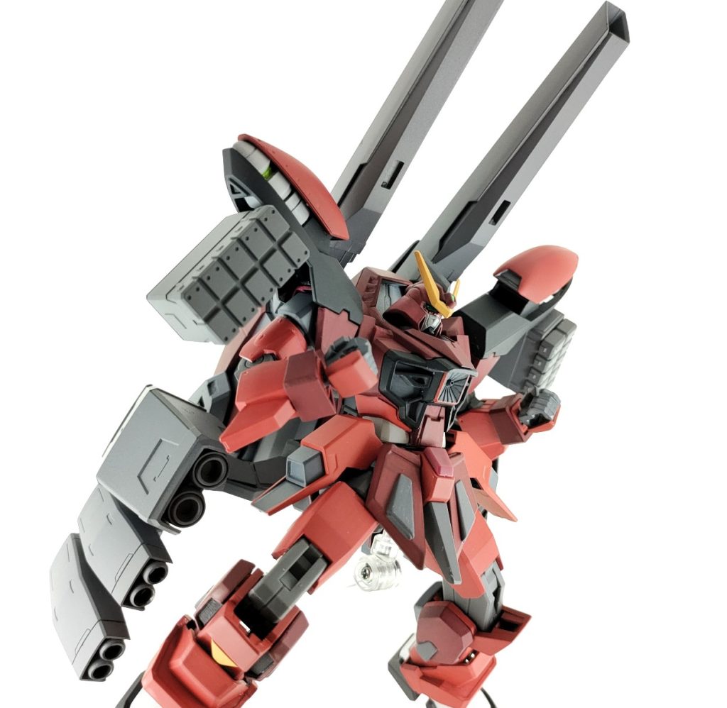 肩に取り付けられたビームミサイルポッド「GNツァールロスラケーテ」GN粒子を超々々々高密度に圧縮して、まるで実弾のような質量を持たせたビームミサイル。対ビーム装甲にもそれなりに有効です。