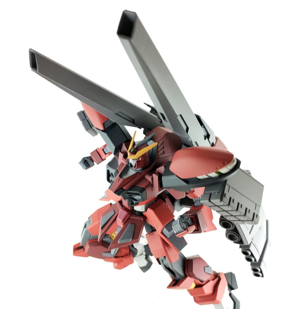 バックパックから伸びる2門のビーム砲「GNシュラークゲシュッツ」長い砲身から撃ち出されるビームは、射程・連射・威力に優れた射撃武器です。メインの攻撃にも、牽制攻撃にも、トドメにも。