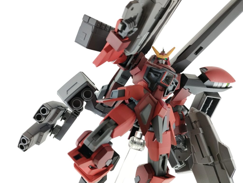 背面に連なる12門の連装ビーム砲「GNツヴォルフイェーガー」砲門の数が多いだけあって連射…連射?とにかく数が撃てます。主に弾幕を張る、連打推奨の射撃武器です。