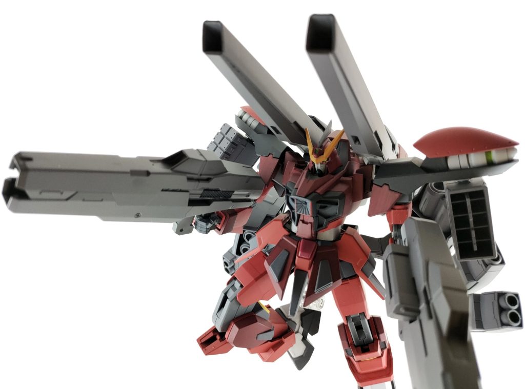 以上になります。フォビドゥン、レイダー、カラミティ、これで三馬鹿が揃いました。あの3人にはビルド世界で馬鹿やっててほしいです…。GNドライヴは本体の動力用とGNフィールド発生用としてバックパック内部に2基、肩ミサイル用に2基、バックパックビーム砲に2基、両手のビーム砲に2基、後ろの連装ビーム砲に1基、スキュラ用で胸内部に1基、全部で10基積んでいます。弾数やエネルギーが尽きることなく頭からっぽにして戦えます。ただめちゃくちゃに重くなってしまったので、関節パーツの耐久性が尽きそうです。