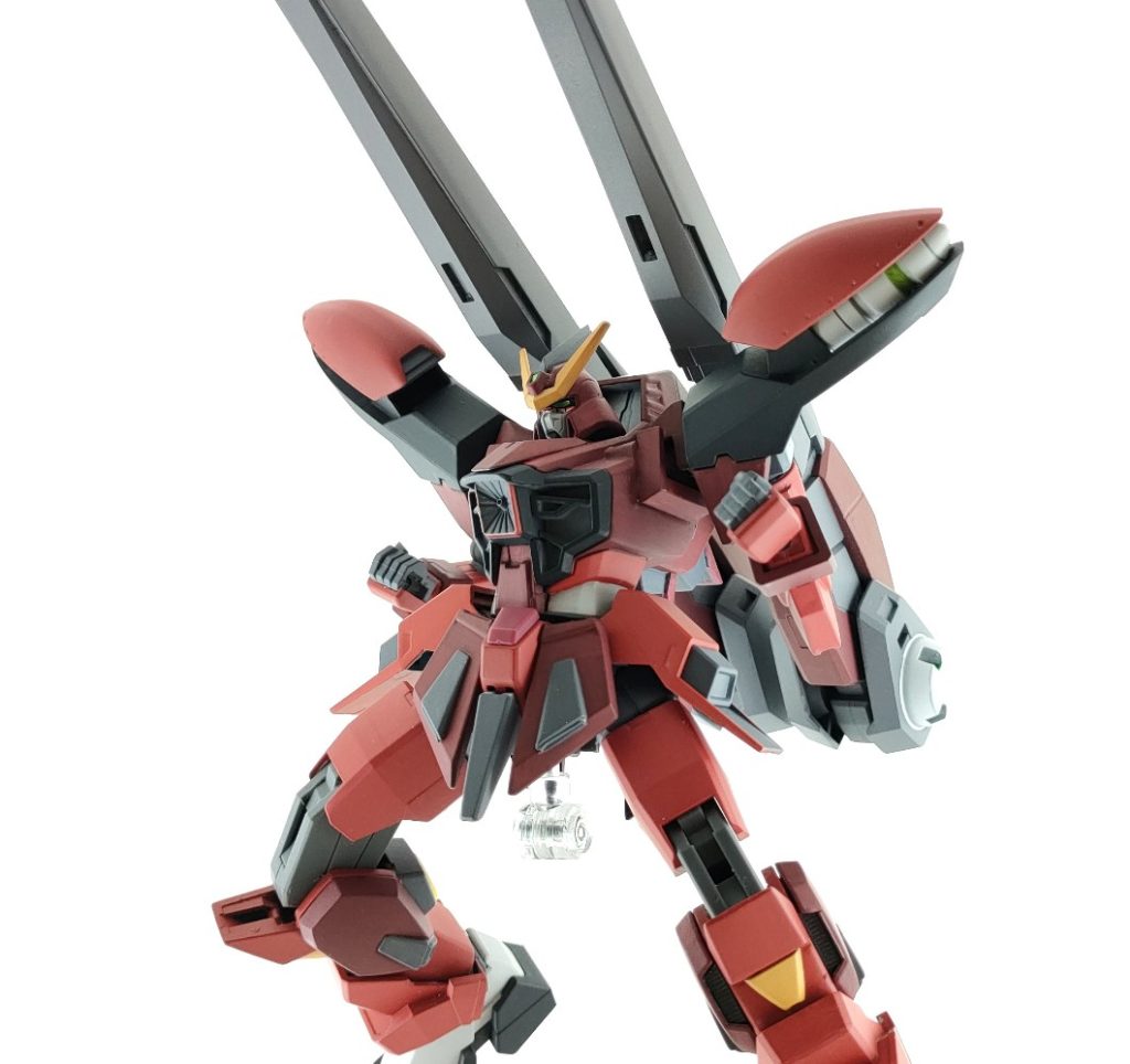 胸にある大出力の主砲「GNゲヴァルティヒスキュラ」こちらも専用のGNドライヴを備え付けているので、スキュラが撃ち放題。