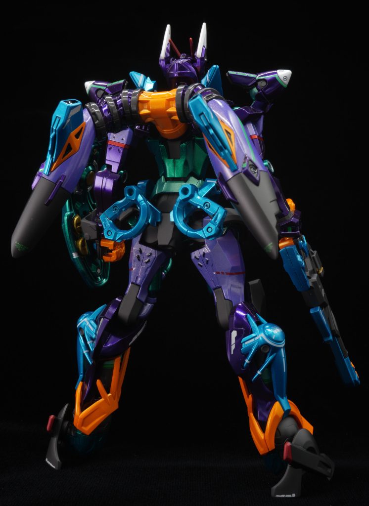 すべて光沢塗装にすると、ギラギラしてしまうので、グラファイトブラックで塗装した部分はつや消しにしてメリハリをつけてみました。