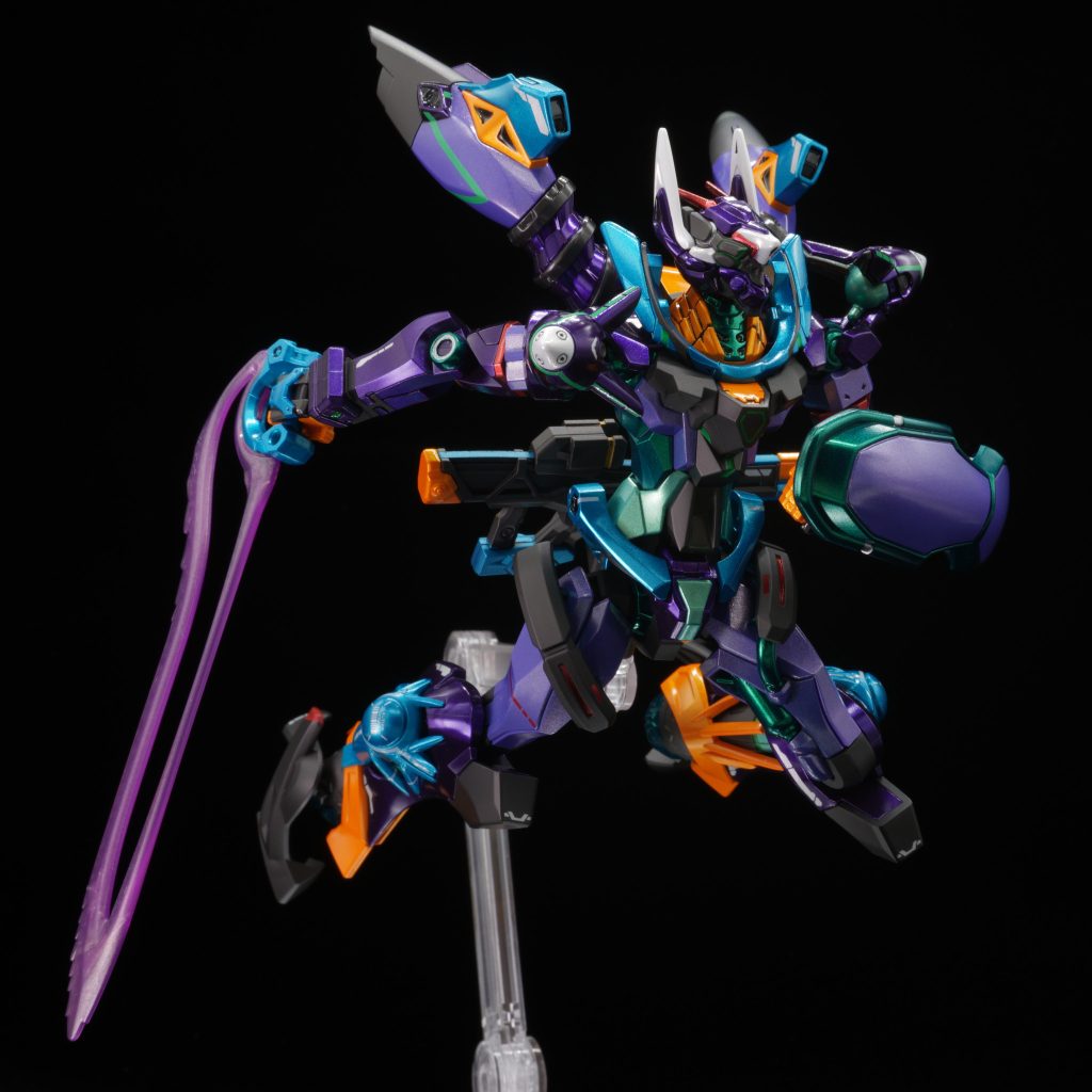 カメラアイ部分は蛍光塗料なので、ブラックライトを当てないと地味に感じると思います。ブルーライトを当てたときが本領発揮ですね。拭き取りが簡単な水性塗料の蛍光グリーンを使用しています。