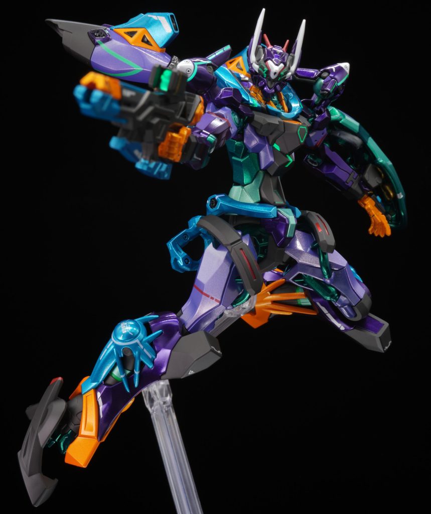 モノアイ部分や胸の部分はシールを使用せずに蛍光塗料を筆塗りで頑張って塗りました…ジフレドは一番塗装の手間が高い気がする…