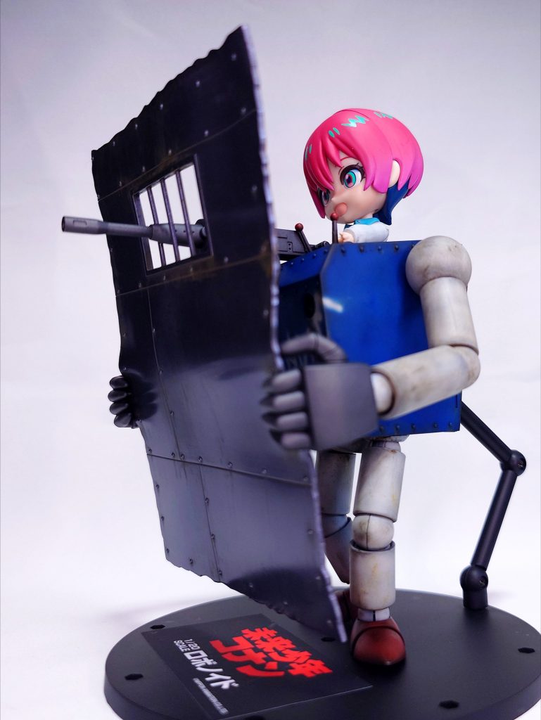 シールドから機関銃で攻撃する事もできます。 