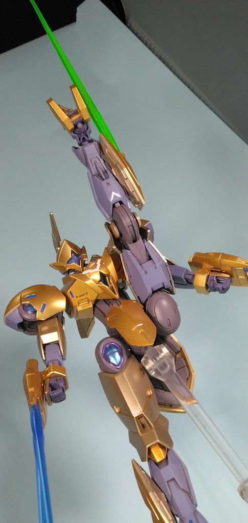 脚部サーベルとヒートクローで近接特化。