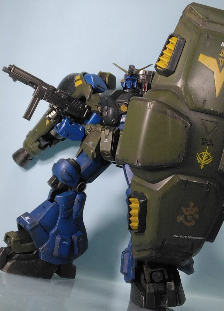 ザクⅡF2のマシンガンを装備。手持ち火器ないもんね…