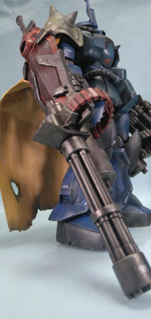 そのまま右に付けると弾倉が手より前にきちゃうから改造しないといかんのよね。