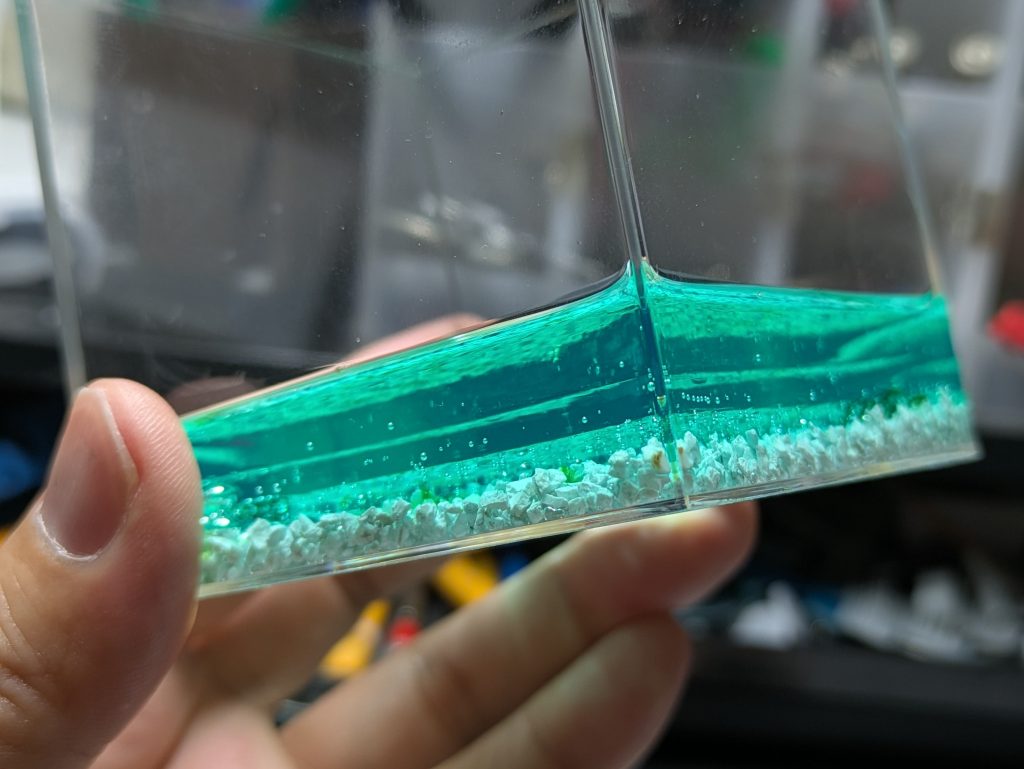 UVレジンを使おうと思って試してみたところです。UVを当てないといけないのて、少しずつ重ねてみましたが境目が出てしまいます。