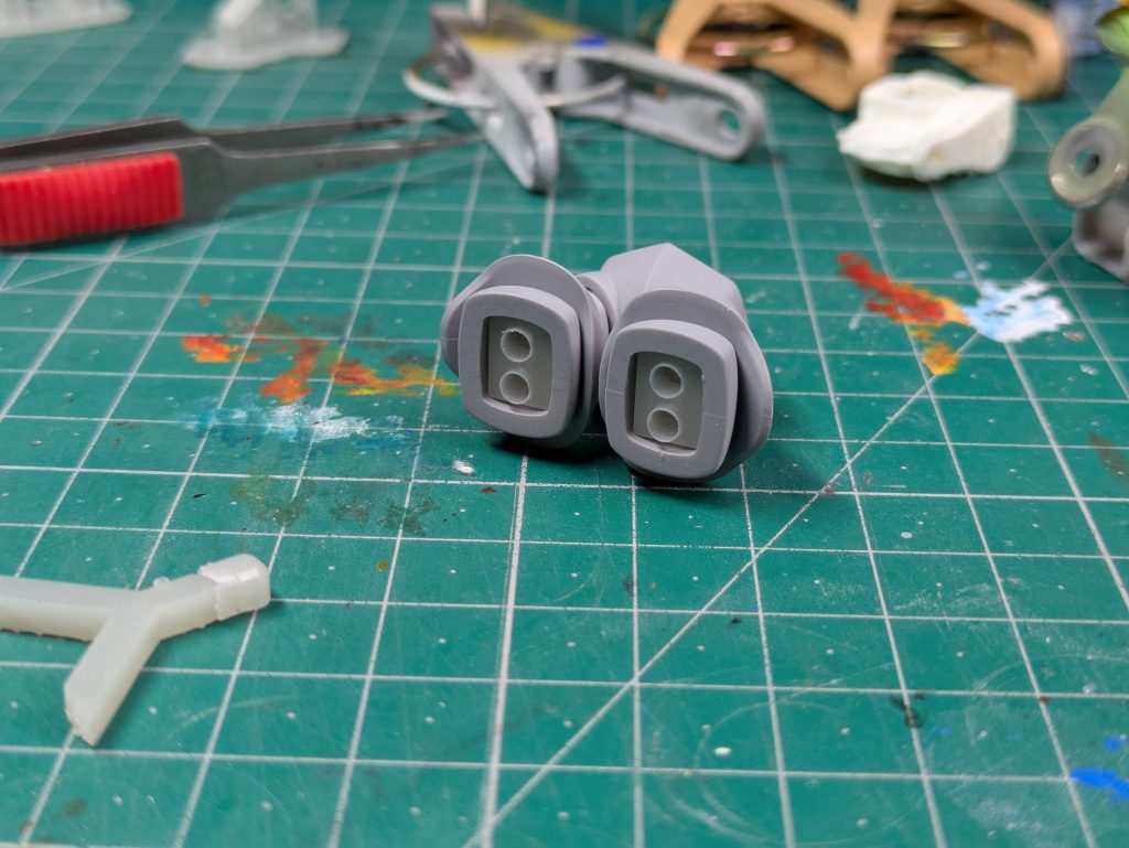 今回は足の裏が見えるので、なんちゃってな感じでバーニア的なものを作っておきました。