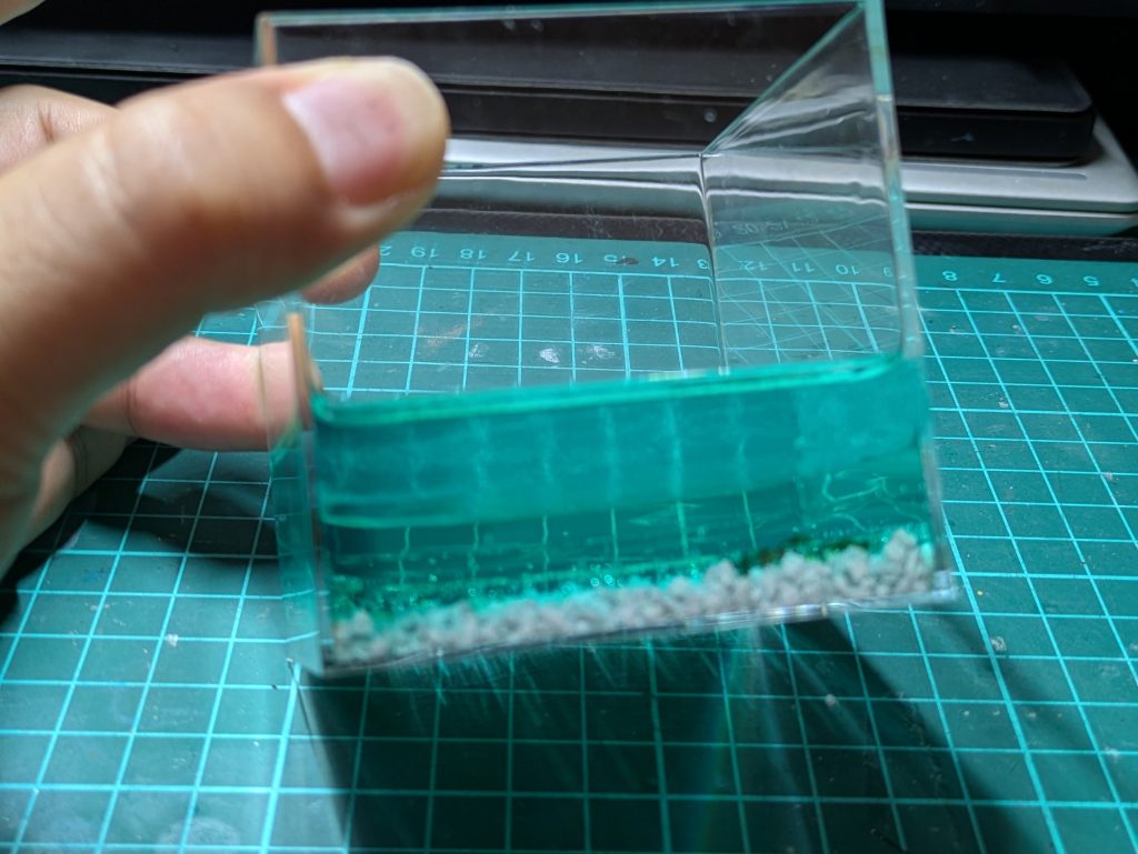 ということでエポキシレジンを、試してみたんですがイマイチなので、UVレジンを1回で注ぎ込む作戦にしました。