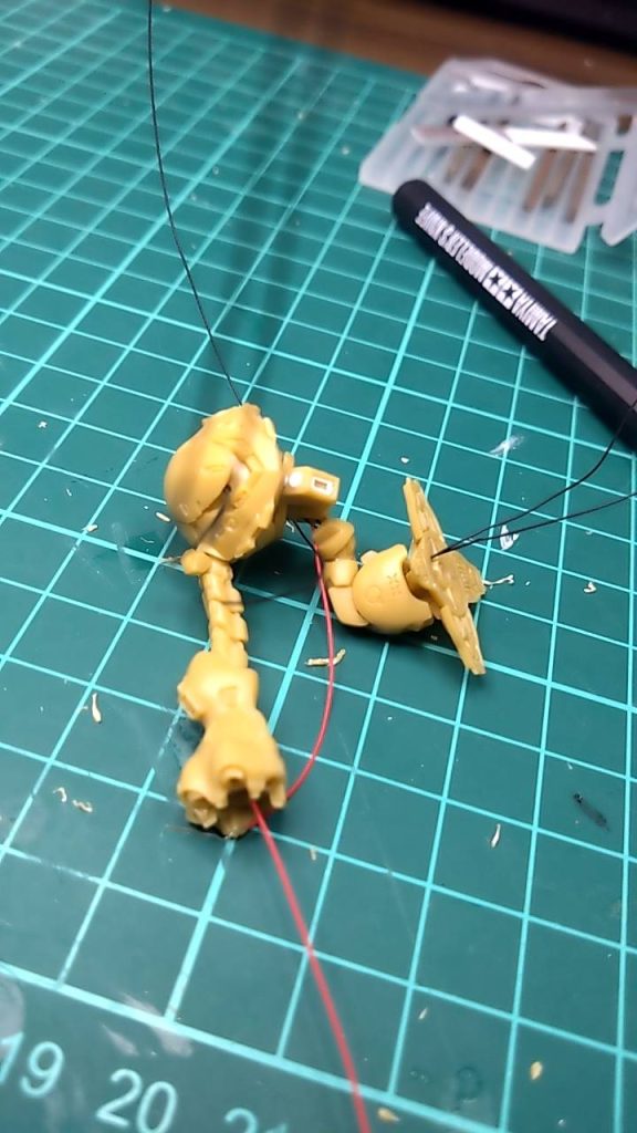 配線はか細い腕を通り胴体、足、そして足裏に通しています。