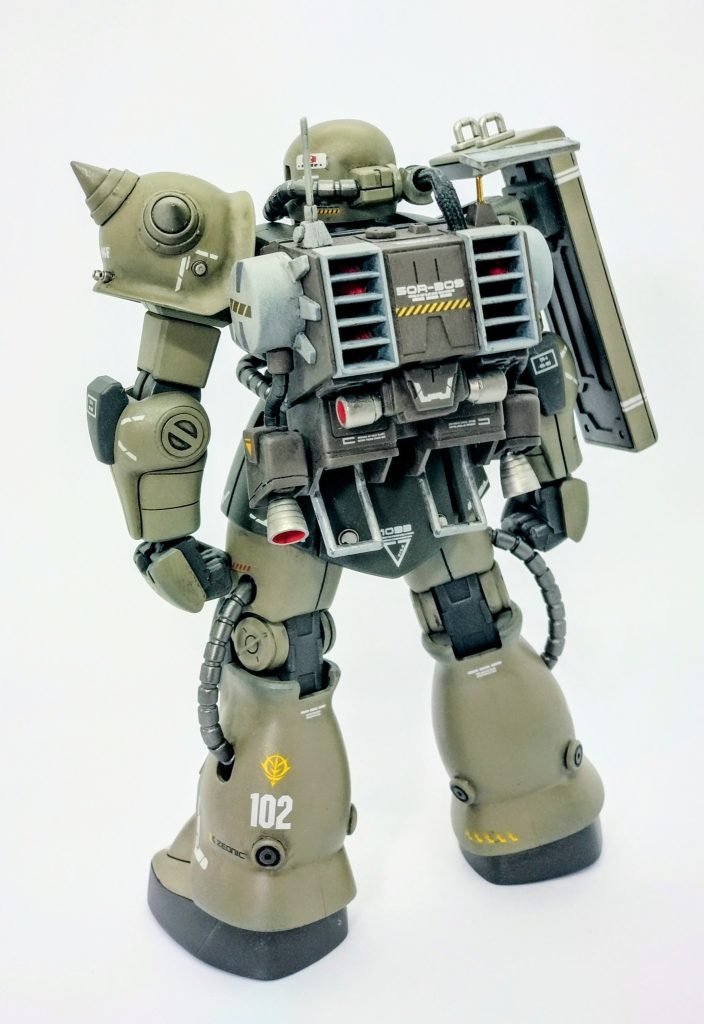 ・背面今回の改造で最も工作が多い箇所でMG、RGを参考に内部のスラスターを自作しました。又、マインレイヤーはランドセルと頭部右側の動力パイプが繋がっている為、リード線を通したメッシュパイプで延長部分を作っています。