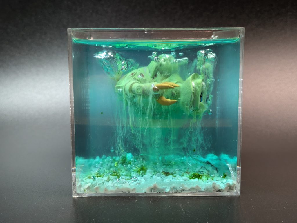 あと、UVレジンが硬化し始めたら、ラッカー塗料が溶けてきました。まあこれはこれで、なんかよい感じになったということにしておきます🤣