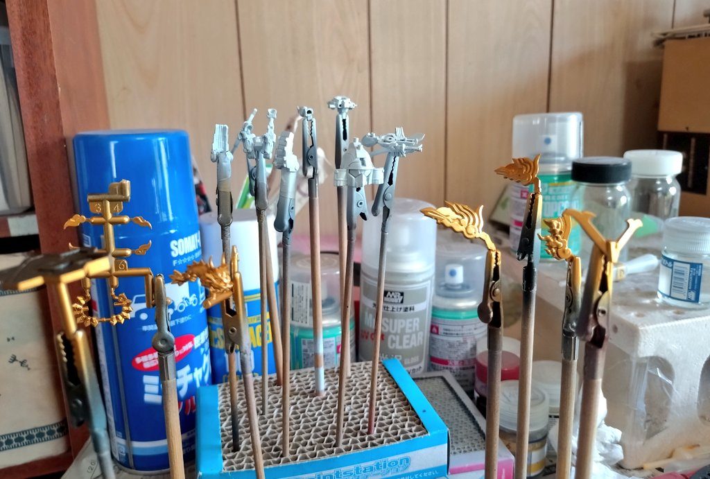 ・サフを吹き大まかなカラーに塗装スチールホワイト、スターブライトゴールド、プライマリーメタリックブルーの3色例外的にスタンド&角飾り赤部分はSBゴールド→クリアルージュでキャンディ風に