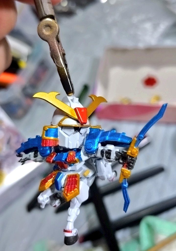 ・途中経過その1胸部のブルーはDSPIAEの水性メタリックマーカーで塗ったがプライマリーメタリックブルーとほぼ同じ色味で肩アーマー&弓部分との違和感がまったくなくて助かった