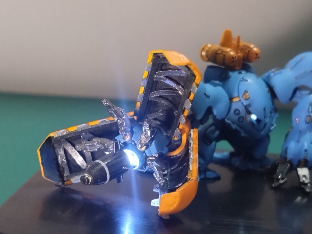 実際付けてみて、本体と比べると自作のミサイルカバーの精巧さの甘さが出てしまいますが、頑張って作ってみました。