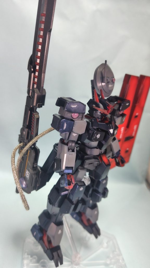 ホルスタービットは基本カウンターウエイトだが近接時用のGNビームピストルが入っている。GNドライブとライフルをケーブルで直結すると高出力っぽく見えるよね?