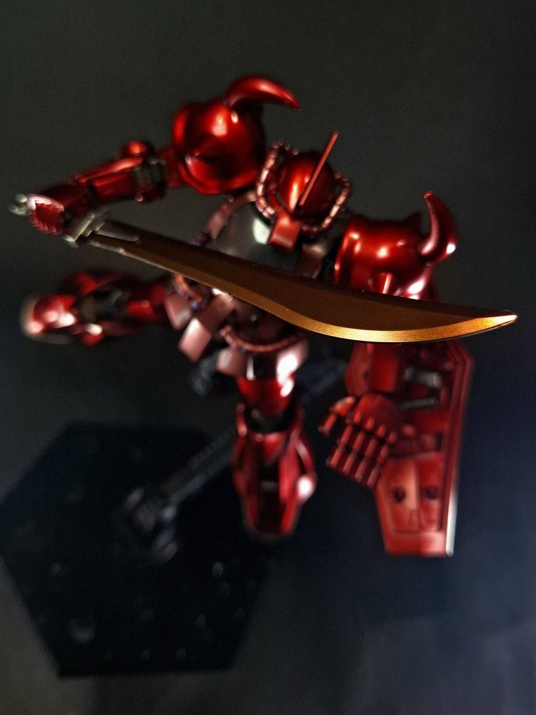 グフのヘッドモジュールは、試作機であるYMS-07の各種機能や構造をさらにブラッシュアップし、生産性を向上させている。更に、地上における移動力向上のため、開発当初からド・ダイYSとの連携がオプションとして想定されていたため、連携用の通信強化端末としてブレードアンテナが標準装備されていた。胸部はザクの量産に伴って各部部品などの高性能化・小型化の影響を受け、コクピットの配置や冷却装置のハウジングなど、構造的にかなりの変更を受けている。特にザクIIJ型で深刻な問題であった機体冷却技術は格段の進歩を受けており、補助デバイスをエネルギーサプライのターミナルに分散配置する事で、圧倒的な運動性の向上に成功している。コクピットハッチはパイロット保護を優先した二重装甲となっており、装甲はザクの物よりも軽量かつ強固な複合装甲を採用していた。