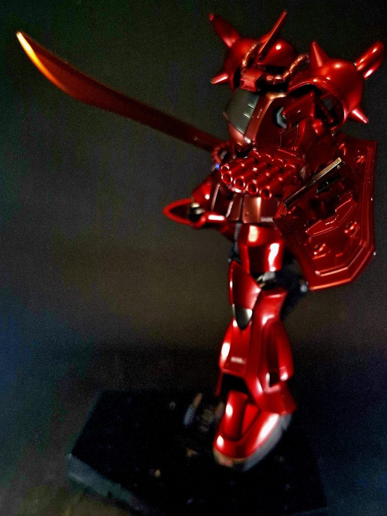 5連装フィンガー・バルカン(5連装75mm機関砲)グフの固定武装として採用された機関砲。プロトタイプグフに装備された3連装マシンガンをアップグレードしたもの。機関砲は下腕部から指先にかけてマガジン・薬室・バレルなどの機構が内蔵されているため、マニピュレーターとしての機能は殆ど無いとされ、シールドなどは専用の物以外は使用できない。また、前腕部に弾倉を収納しているため、戦闘中の給弾が出来ないという運用上の欠点も目立った。