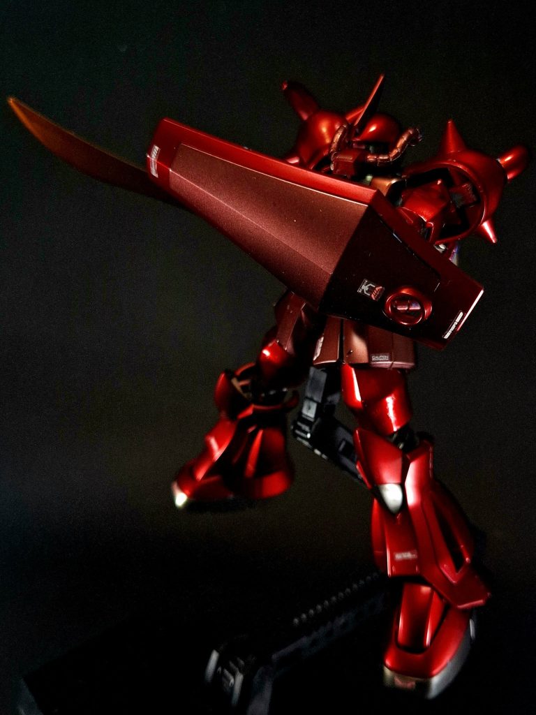 シールドグフの腕部に装備される専用のシールド。マニピュレーターとしての機能を殆ど持たない左手のために開発された。遠距離からの狙撃対策というよりは、近距離戦闘時の実体弾や打撃・斬撃を減免するための機能を重視した構造となっている。裏面にはヒート・サーベル用のラッチを備える。