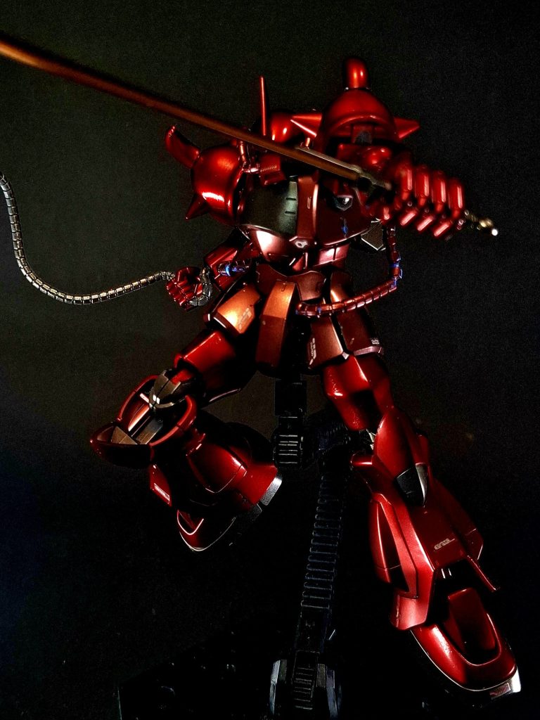 腕部モジュールも流体パルスシステムのトルク対容積比の改善と軽量化をはじめとする機能向上をもたらした結果、内部容積に余裕が生まれたため、固定武装の装備を実現。ノンオプションでの戦闘力を大幅に向上させており、Bタイプグフは右腕部にヒート・ロッドを、左腕部に5連装75mm機関砲を装備した仕様が多く、使いこなせれば手持ちのオプションより使い勝手が良い場合もあったという。ショルダー・アーマーはザクIIでは左肩のみの装備であったが、グフは両肩に装備しており、スパイクもザクIIのものより大型化し、ショルダータックルなどの格闘攻撃にも威力を発揮した。