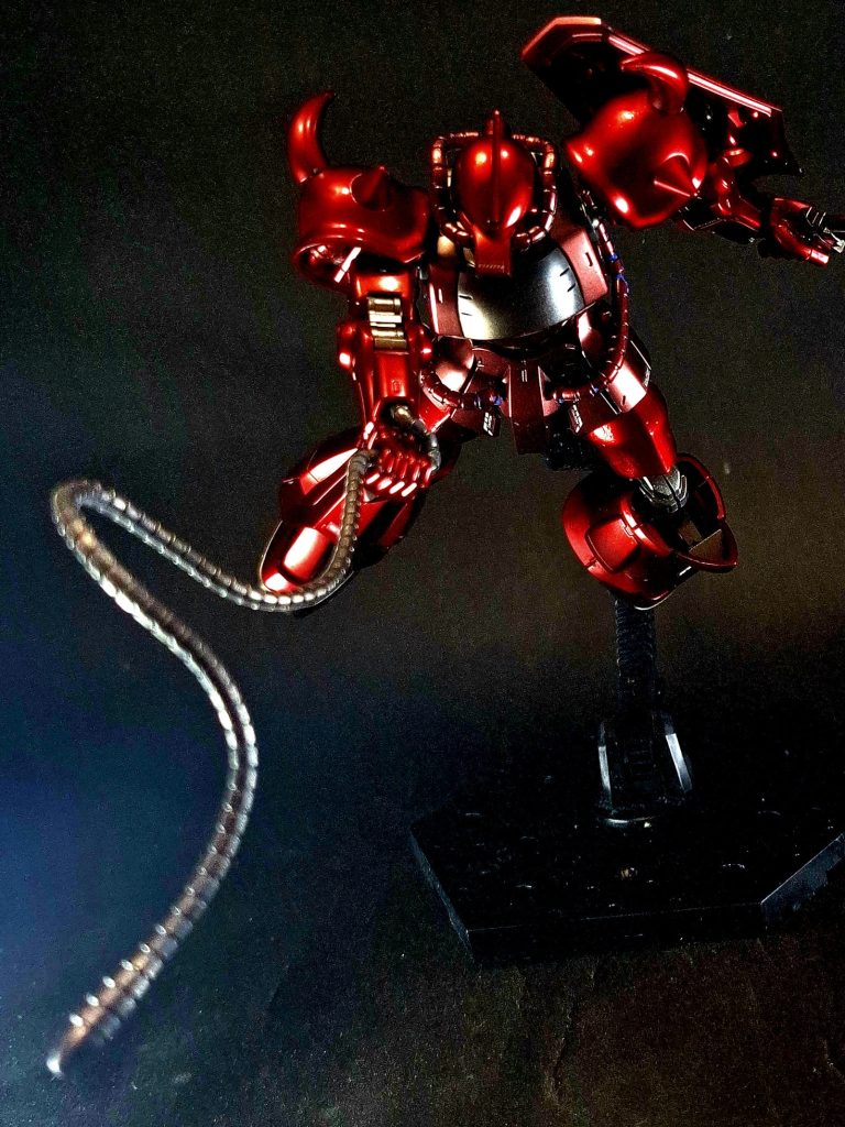 武装・必殺攻撃編集ヒート・ロッドグフの固定武装として採用された電磁ムチ。微細な圧電アクチュエーターを含む特殊構造のデンドリマーと、それを覆う伝導率の高い重合体で構成されており、対象との間に大電流の回路を形成して制御装置や搭乗者を感電させる。ロッドの伸縮を実現している充填剤は、位相を変える事で分子量を制御する高分子重化合物で、ロッド全体として伸縮自在の構造を持っており、ロッド自体のストロークや容積すべてが腕部に収納されている訳ではない。