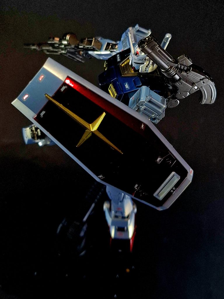 ガンダム・シールド型式番号：RX・M-Sh-008/S-01025[52]防御用の盾で、盾裏のハンドルをマニピュレーターで把持して使用する。重量は10トン[25]。ガンダム本体の装甲構造を単純化したもので、堅牢さよりも衝撃の拡散と吸収を目的として設計されている[52]。超硬スチール合金を基部とした高密度のセラミック素材をアラミド繊維で挟み、耐弾性を向上させた表面には高分子素材による樹脂が充填され、最表層にはルナチタニウム合金系素材が用いられた三重ハニカム構造となっており[36]、投擲武器としても使用できるほどの堅牢さを誇る[注 19]。Gファイターの登場以降、これと合体してGアーマーやGブルになる時は右腕にもシールドを装備するため、必要に応じて2枚のシールドを重ねたり分離させたりできる機能が追加されている。ジムのシールドとは同じもの[54]という説と、材質など細かい部分が異なるという説がある。裏面に予備のビーム・サーベル2本とビーム・ライフル1丁を装着できたとも言われる[37][注 20]。