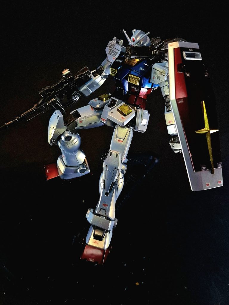 前期型原作と異なり、固定武装が多い。頭部バルカン砲のほか、左肩口に2連装のショルダー・マグナム、右肩口（開閉式）と左前腕部甲に[113]ガトリングガンを装備する。また、オプションとしてランドセル左側に、ザクIIを一撃で撃破する威力を誇る中距離タイプの[113]ショルダー・キャノンを装備可能となっている[注 37]。ビーム・ライフルの形状も原作と異なる。大気圏突入装備はもっておらず、突入の際はシールドで摩擦熱を防ぎつつホワイトベースの陰に入ることで成功させている。また、コア・ブロック・システムも搭載されていない。