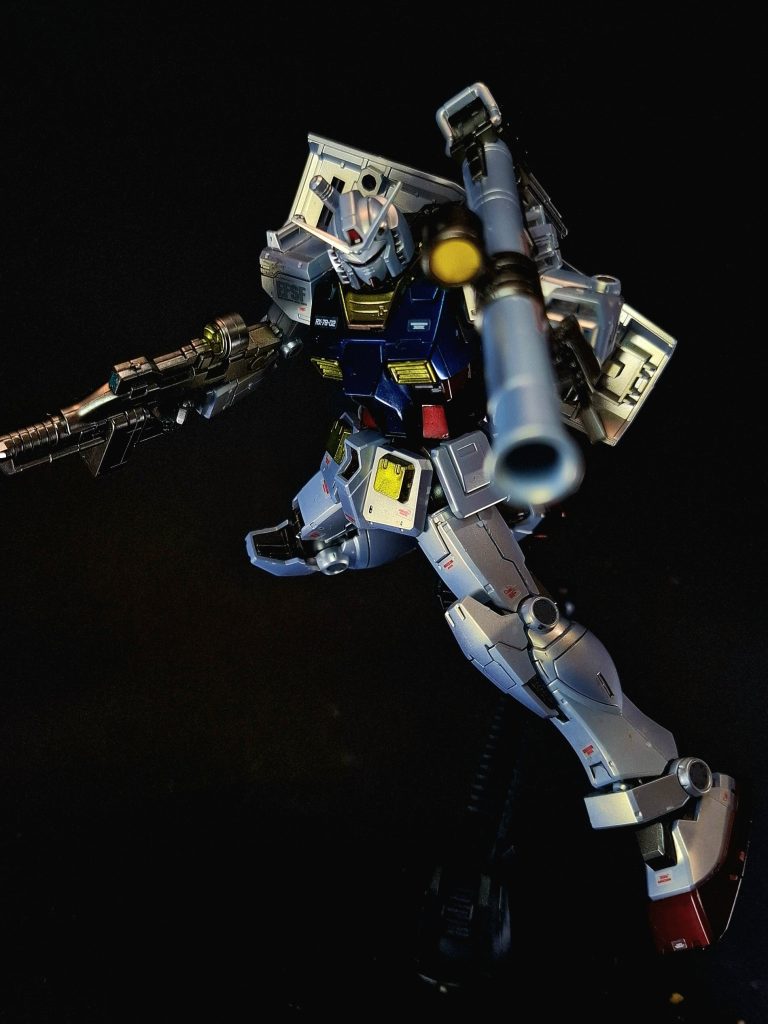 ハイパー・バズーカ型式番号：BLASH・XHB-L03/N-STD[52]ブラッシュ社が開発した肩掛け式の携帯対艦火器。後部からガス噴射する無反動砲仕様[55]。装弾数は5発で、広域に攻撃できる特性を利用し、多数の相手や艦船に対して効果を発揮する[21]。計画初期には核弾頭の採用も検討されていたが、不採用になったとされる[52]。口径は資料によって270ミリ[56][57]、320ミリ[58]、380ミリ[25][59]、700ミリ[60]と一定しない（ただし、設定画には「口径700m/m」との寸法が、弾体には「直径70cm」「全長3.2m」との寸法がそれぞれ記されている[61]）。カラーリングは劇中でグレー一色と、濃淡グレーのツートンカラーの2種類が確認できる（シーンによって入れ替わることもあった）。ア・バオア・クーでの最後の出撃ではハイパー・バズーカを両手に計2丁携行し、背面にシールドとビーム・ライフルをマウントして出撃している。劇中ではジムがハイパー・バズーカを装備している場面もあるほか、地球連邦軍の生身の歩兵たちが使用する等身大サイズの「バズーカ」はスコープ形状を除き、ハイパー・バズーカと同じ形をしている。ガンダムの母艦「ホワイトベース」にも乗組員の備品として多数が積まれており、ア・バオア・クーでの最終決戦などで使用された。