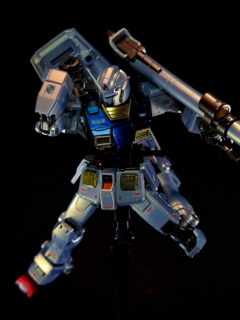 中期型2号機はジャブローで徹底的なオーバーホールを受けるとともに、若干の仕様変更がおこなわれる。コクピットはコア・ブロックとなるコア・ポッドに換装され、生残性の向上が図られるほか、システムの安定性も向上している[114][注 38]。ほかに、ガトリングガンが両肩口に装備され（左前腕部甲は撤去）、肩アーマーにフックを追加、ビーム・ライフルも原作と同型のものになっている。劇場アニメ『機動戦士ガンダム ククルス・ドアンの島』に登場する機体もこの仕様であり、型式番号も 