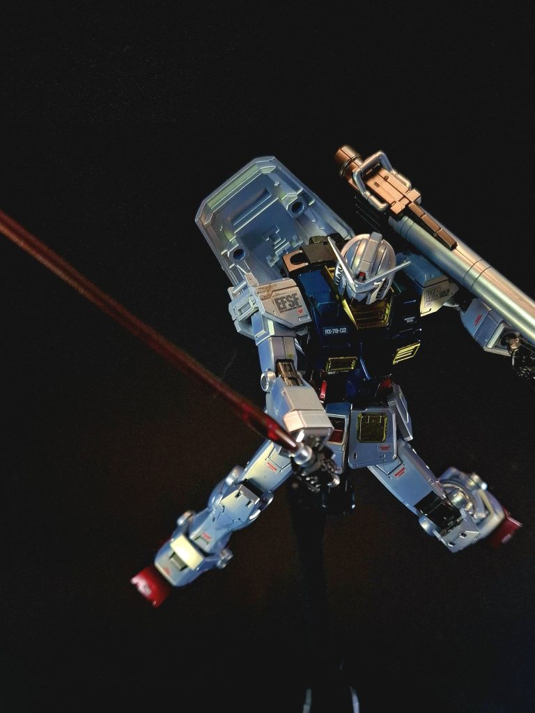 ビーム・サーベル近接斬撃兵装で、ランドセル両側に各1基ずつ装備。柄からビームによる刀身を形成する。出力は0.38メガワット[51]。