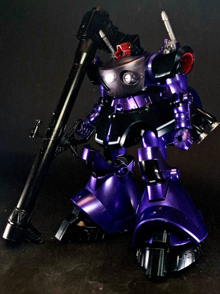 武装には格闘戦用のヒート・サーベルのほか、砲撃戦用のジャイアント・バズ、また腹部には目眩ましにも使用できる拡散ビーム砲を備えるなど、状況に応じた戦闘が可能となっている。