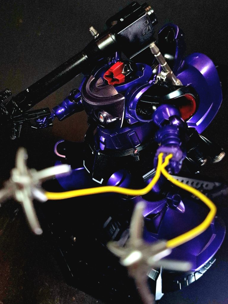 電磁ハーケン手首部に備えられた有線兵器。先端のハーケンを射出して敵機体や兵器に巻き付けたのち、高圧電流を流して機体やパイロットにダメージを与える。