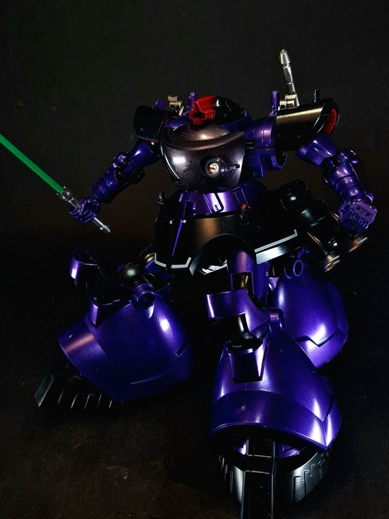 ヒート・サーベル通常機には二本装備されている長尺の格闘兵器。刀身から発生させる熱で敵装甲を焼き切る。非使用時はバックパックにマウントされる。