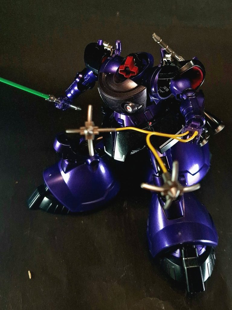 特殊機能高機動形態腰部後方に設置された脚部ユニットを展開し、三本目の脚として使用する形態。三本脚の状態であっても地表やスペースコロニー表層などを滑空することが可能。