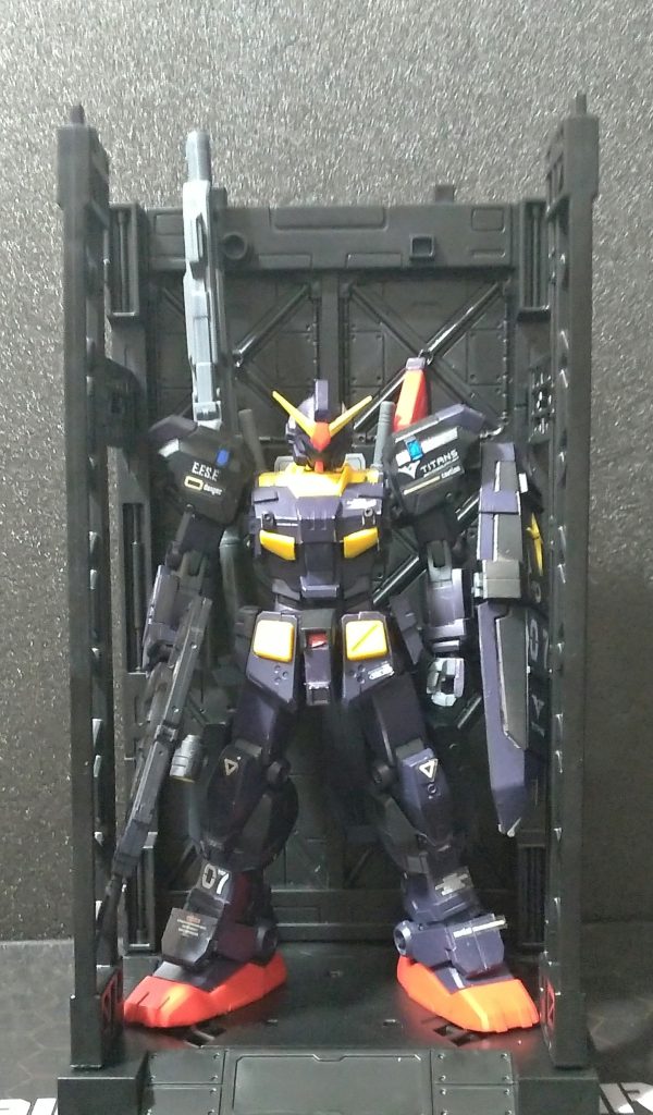 画像を、取り直しました。いつもの如く難しい作業はしておりません。塗装は充電式コンプレッサーが付いた安価なエアブラシでおこない、部分未塗装と水写デカールと山田科学さんの連結ディスプレイベース？のカスタマイズシールを使い仕上げました。