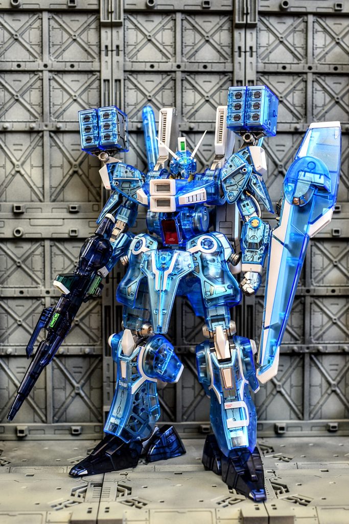 子供の頃ガンダムMk-IIIやガンダムMk-Vの存在は知ってはいたものの、BB戦士等で立体化されておらず当時手に入れることの出来ない機体でした(頑駄無真駆参や不知火頑駄無は一旦置いておいて)ので、こうやって大人になってから憧れの機体を作れるなんて感慨深いです。出来ればRE/100のガンダムMk-IIIも欲しいところ。